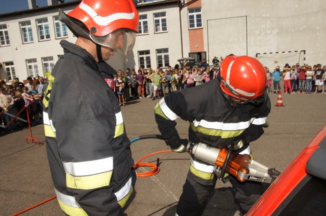 Policja na boisku w Grucznie