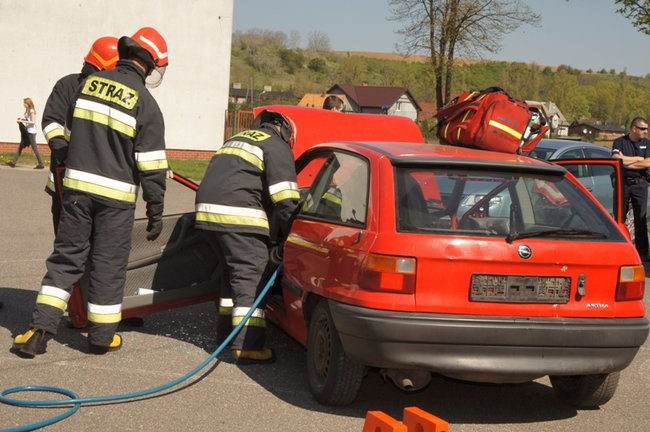Policja na boisku w Grucznie