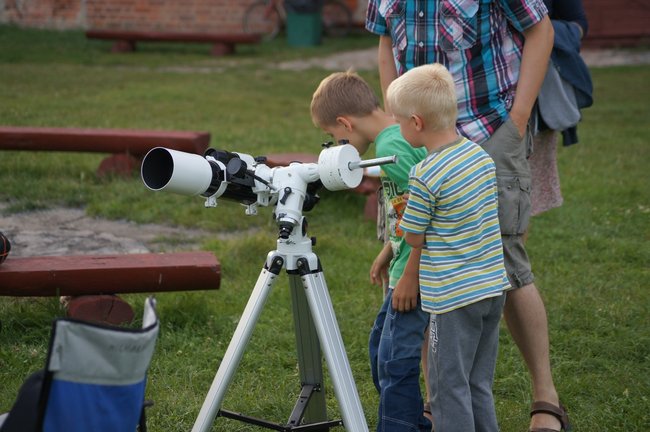Przez teleskopy można patrzeć też na słońce