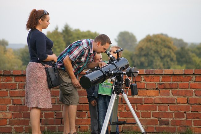 Przez teleskopy można patrzeć też na słońce