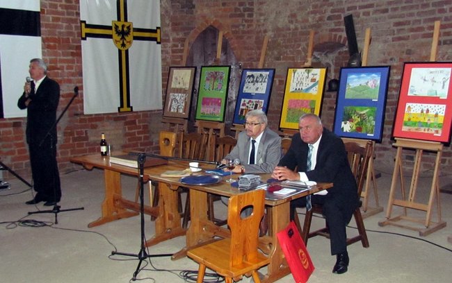 Pszczelarze w zamkowych murach