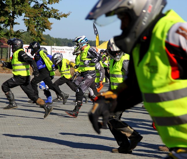 Prawie trzystu zawodników walczyło w kurzu i błocie