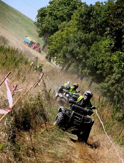 Prawie trzystu zawodników walczyło w kurzu i błocie
