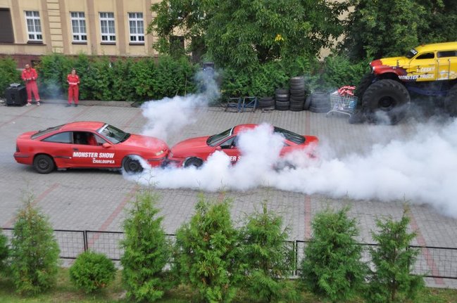Potężne maszyny przy hali - fotorelacja
