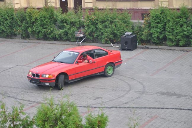 Potężne maszyny przy hali - fotorelacja