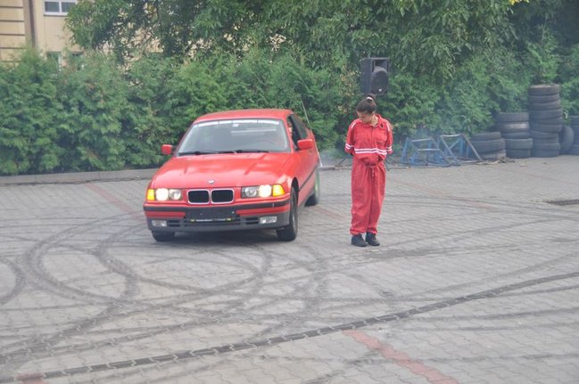 Potężne maszyny przy hali - fotorelacja