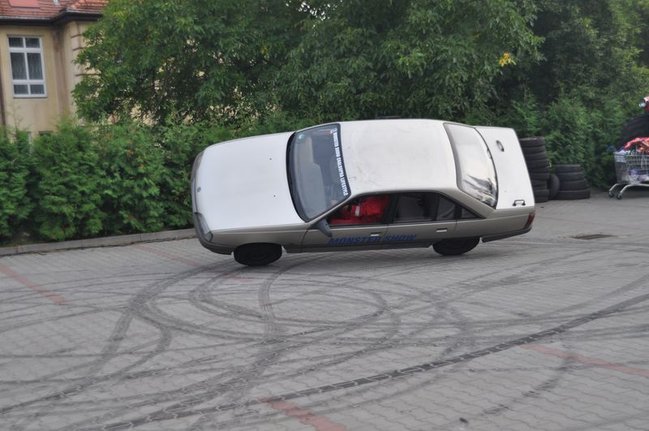 Potężne maszyny przy hali - fotorelacja