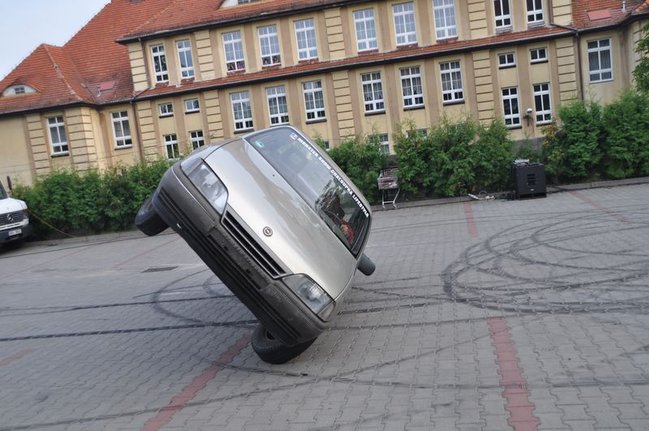 Potężne maszyny przy hali - fotorelacja