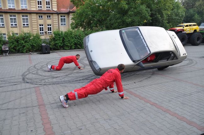 Potężne maszyny przy hali - fotorelacja