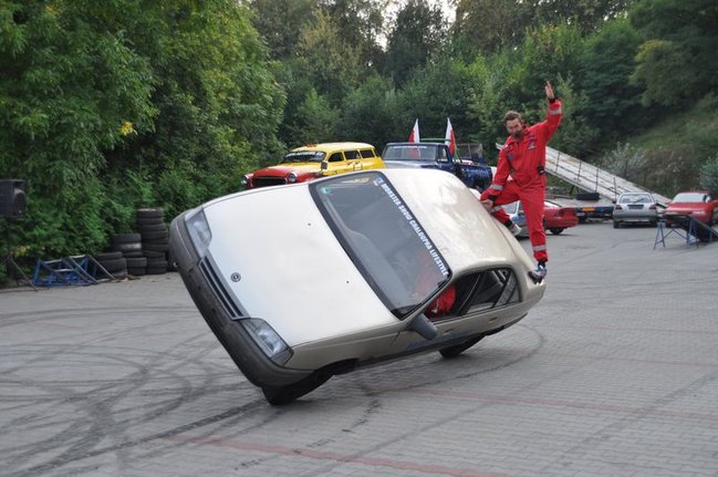 Potężne maszyny przy hali - fotorelacja