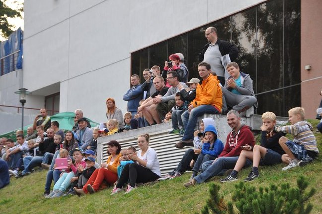 Potężne maszyny przy hali - fotorelacja