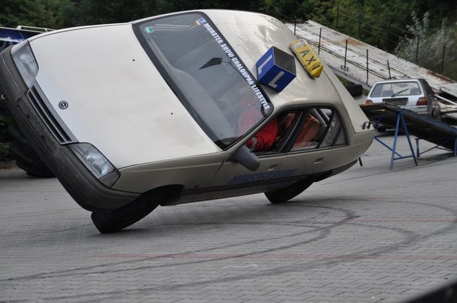 Potężne maszyny przy hali - fotorelacja