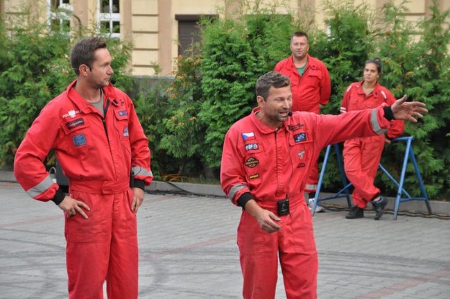 Potężne maszyny przy hali - fotorelacja