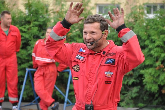 Potężne maszyny przy hali - fotorelacja