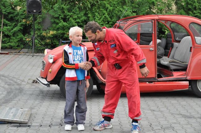 Potężne maszyny przy hali - fotorelacja