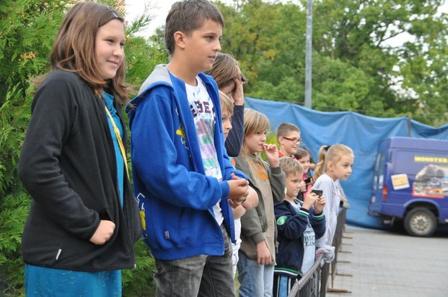 Potężne maszyny przy hali - fotorelacja