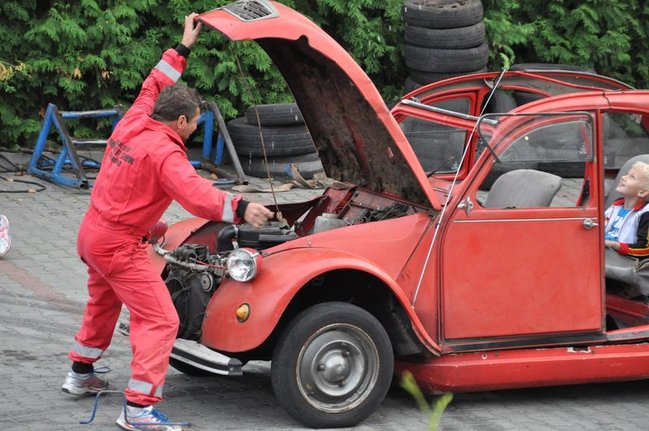 Potężne maszyny przy hali - fotorelacja