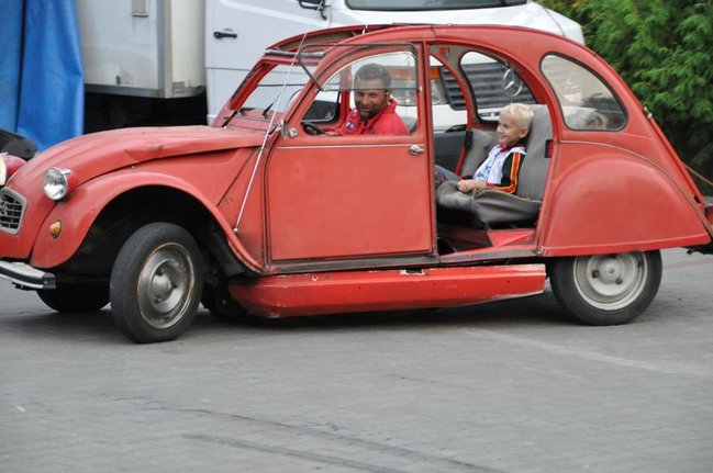 Potężne maszyny przy hali - fotorelacja