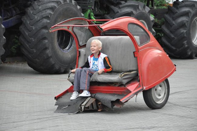 Potężne maszyny przy hali - fotorelacja