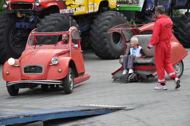 Potężne maszyny przy hali - fotorelacja