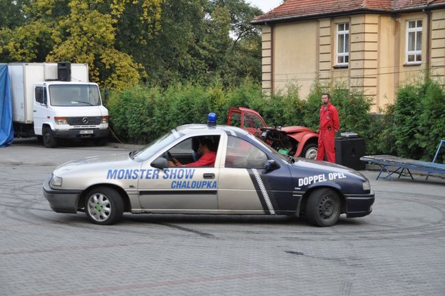 Potężne maszyny przy hali - fotorelacja