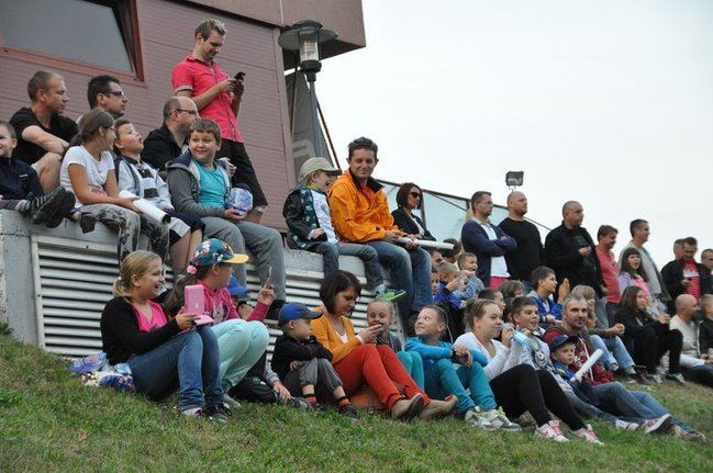 Potężne maszyny przy hali - fotorelacja