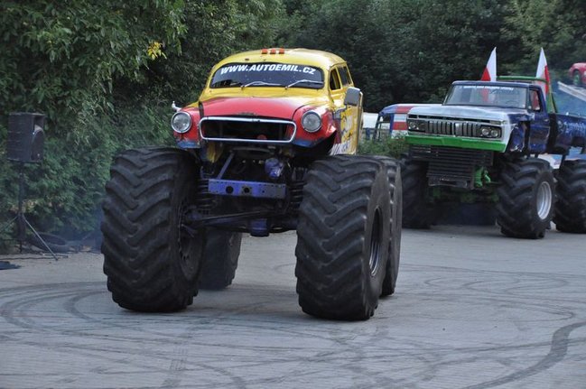 Potężne maszyny przy hali - fotorelacja