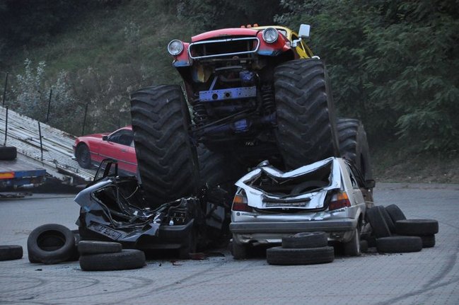 Potężne maszyny przy hali - fotorelacja
