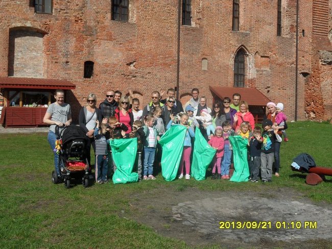 Przedszkolaki wysprzątały okolice zamku