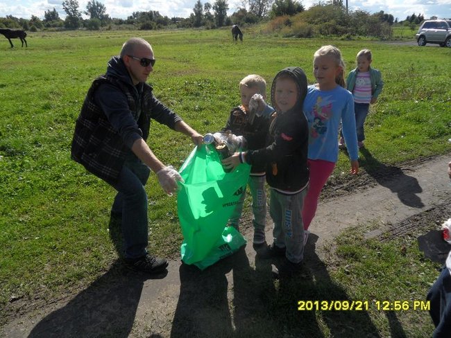 Przedszkolaki wysprzątały okolice zamku