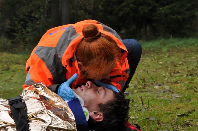 W terenie uczyli się ratować