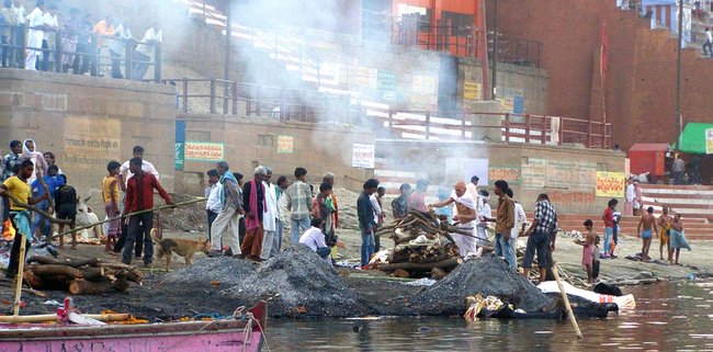 GANGES ? ŚWIĘTA RZEKA. Rytuały pogrzebowe w hinduizmie