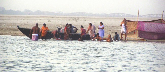 GANGES ? ŚWIĘTA RZEKA. Rytuały pogrzebowe w hinduizmie