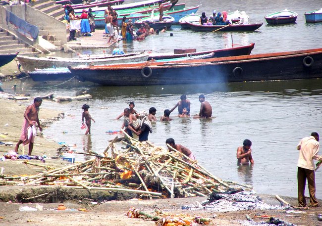 GANGES ? ŚWIĘTA RZEKA. Rytuały pogrzebowe w hinduizmie