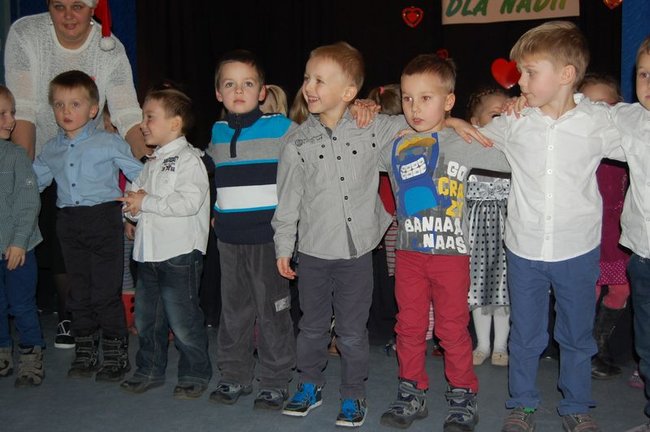 Dzieci śpiewały dla chorej koleżanki