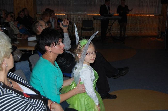 Dzieci śpiewały dla chorej koleżanki