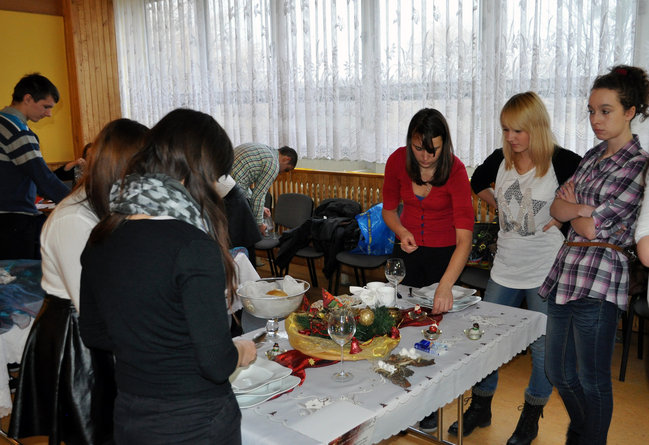 Młodzi potrafią przystroić świąteczny stół