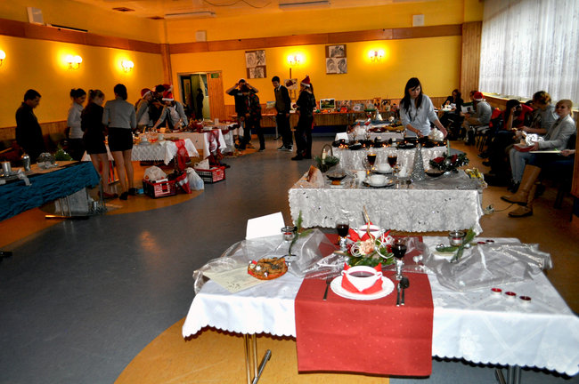 Młodzi potrafią przystroić świąteczny stół