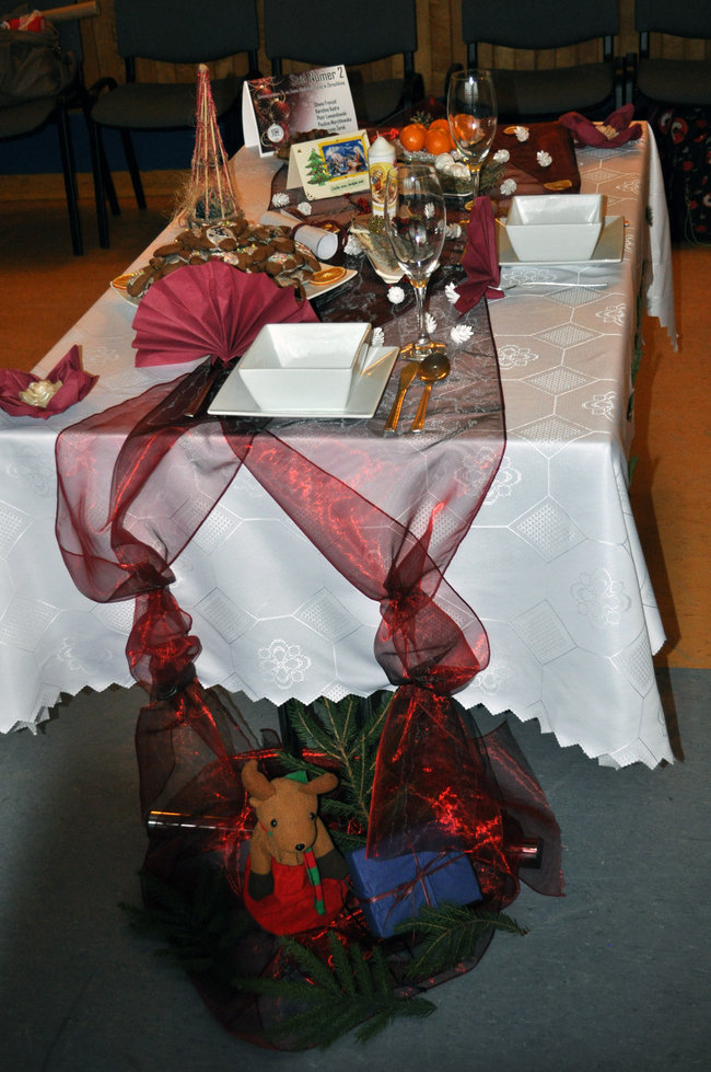 Młodzi potrafią przystroić świąteczny stół