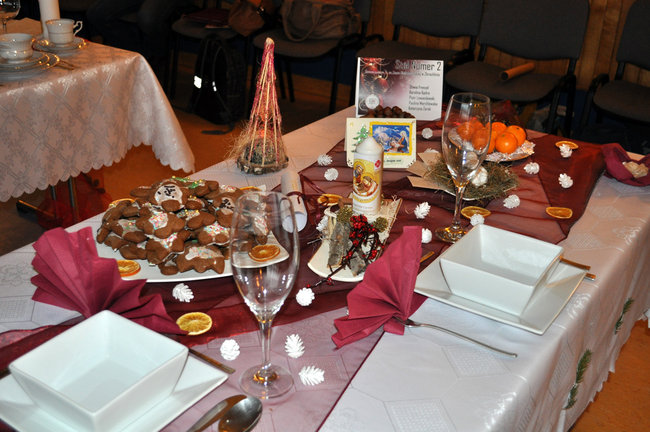 Młodzi potrafią przystroić świąteczny stół