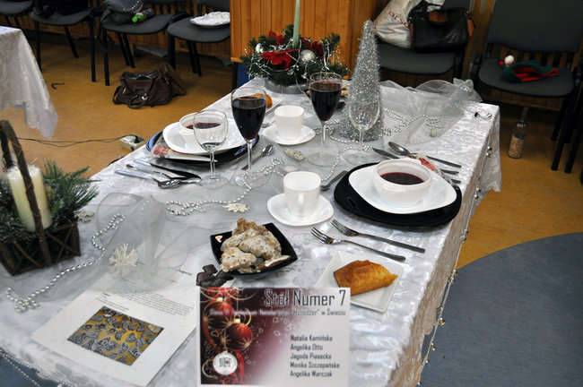 Młodzi potrafią przystroić świąteczny stół