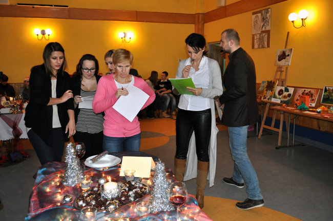 Młodzi potrafią przystroić świąteczny stół