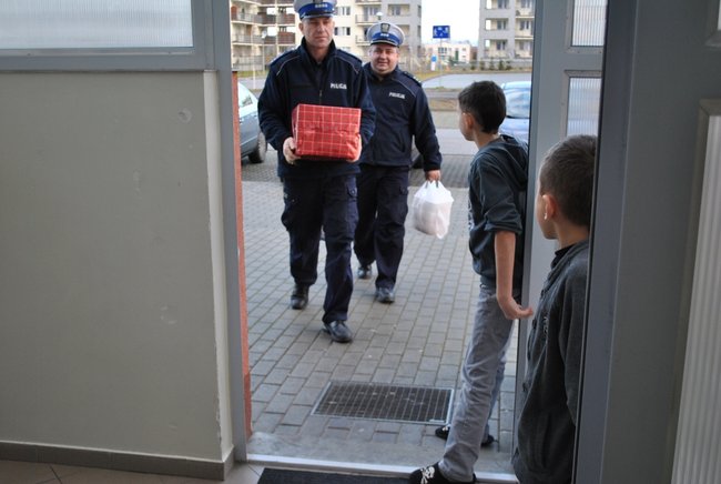 Policjanci jak święty Mikołaj