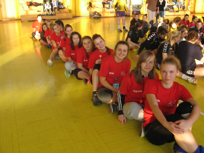 Szczypiornistki z czerwonego trzecie w województwie