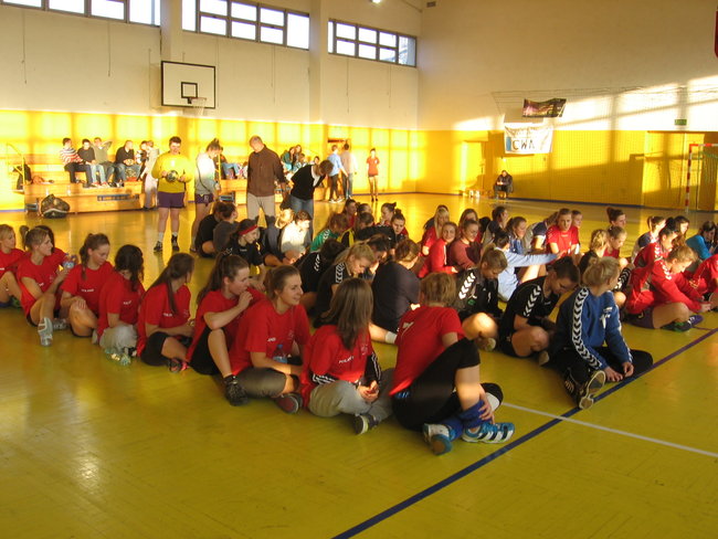 Szczypiornistki z czerwonego trzecie w województwie