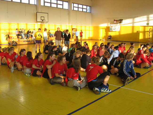 Szczypiornistki z czerwonego trzecie w województwie