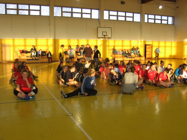 Szczypiornistki z czerwonego trzecie w województwie