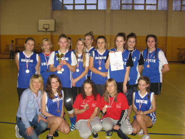 Szczypiornistki z czerwonego trzecie w województwie