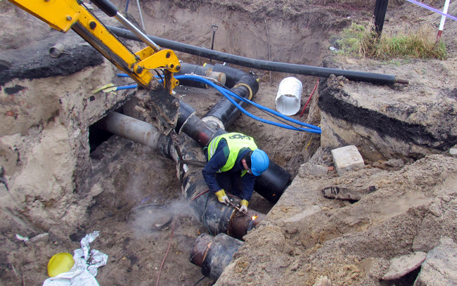 Ciepłownicy wymieniają rurę