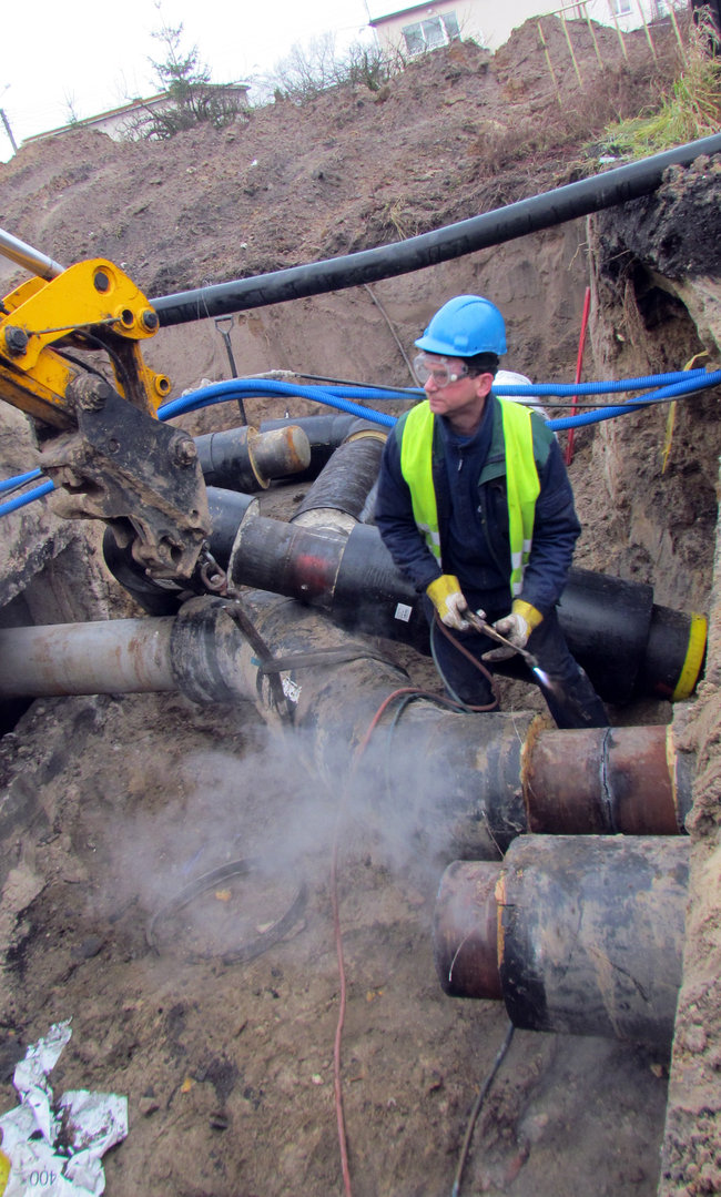 Ciepłownicy wymieniają rurę